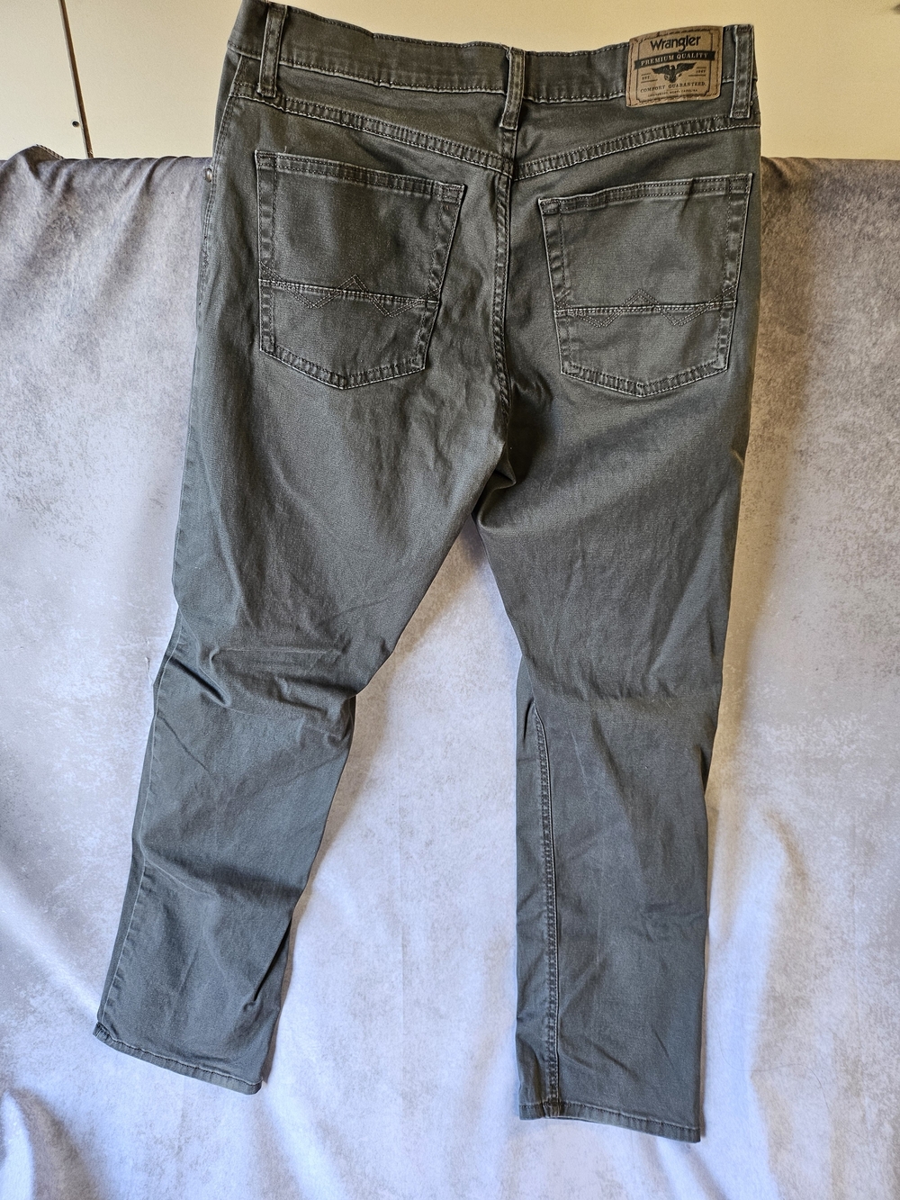 👖✨ **LIKE-NEW MEN'S WRANGLER REGULAR FIT JEANS!** ✨👖